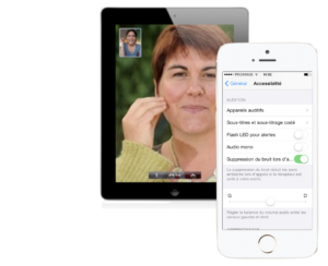 Photo d'un iPad en plein appel FaceTime et d'un iPhone sur lequel on navigue dans les paramètres d'accessibilité.