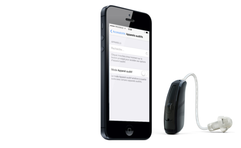 Photo d'un iPhone et d'un appareil auditif.